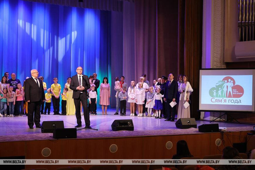 Заместитель министра труда и социальной защиты Беларуси Валерий Ковальков и председатель Витебского областного Совета депутатов Владимир Терентьев