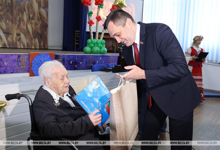 Александр Субботин поздравляет ветерана Великой Отечественной войны Марию Кособуцкую Александр Субботин поздравляет ветерана Великой Отечественной войны Марию Кособуцкую