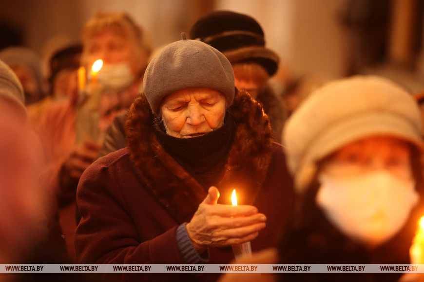Католики празднуют Сретение Господне в Кафедральном соборе Святого Франциска Ксаверия Католики празднуют Сретение Господне в Кафедральном соборе Святого Франциска Ксаверия