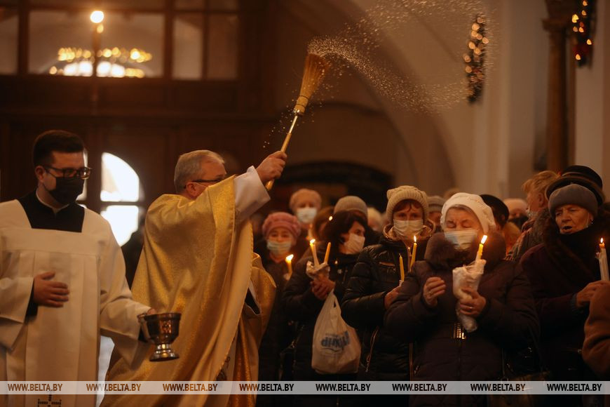 Настоятель Кафедрального собора Святого Франциска Ксаверия Ян Кучинский освящает громничные свечи Настоятель Кафедрального собора Святого Франциска Ксаверия Ян Кучинский освящает громничные свечи