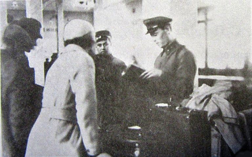 Таможенный контроль на станции Негорелое. Начало 1930-х годов Таможенный контроль на станции Негорелое. Начало 1930-х годов