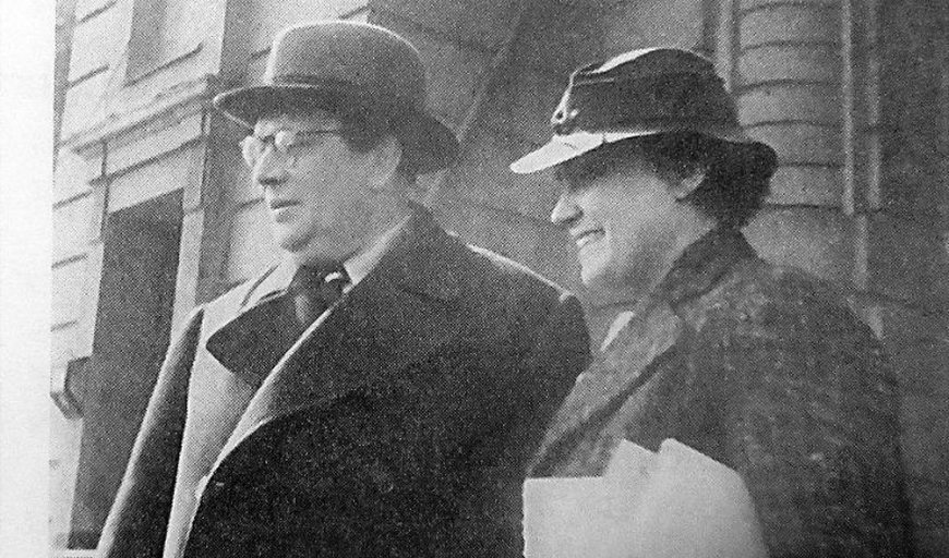 Алексей Толстой с женой на перроне станции в Негорелом. 1937 год Алексей Толстой с женой на перроне станции в Негорелом. 1937 год