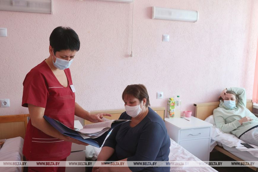 Врач София Тямчик во время обхода Врач София Тямчик во время обхода