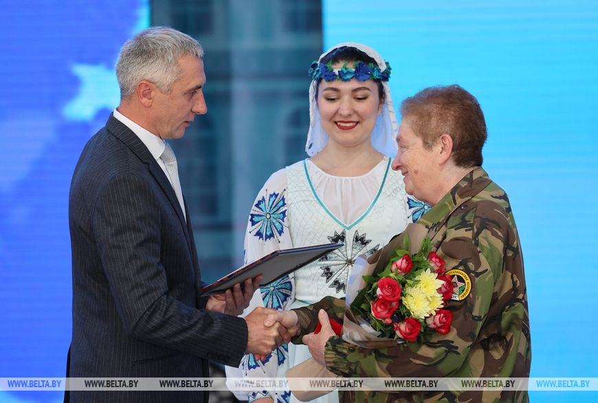 Председатель Витебского горисполкома Николай Орлов вручает свидетельство о присвоении звания "Витебчанин года" ветерану труда Ларисе Бруевой Председатель Витебского горисполкома Николай Орлов вручает свидетельство о присвоении звания "Витебчанин года" ветерану труда Ларисе Бруевой