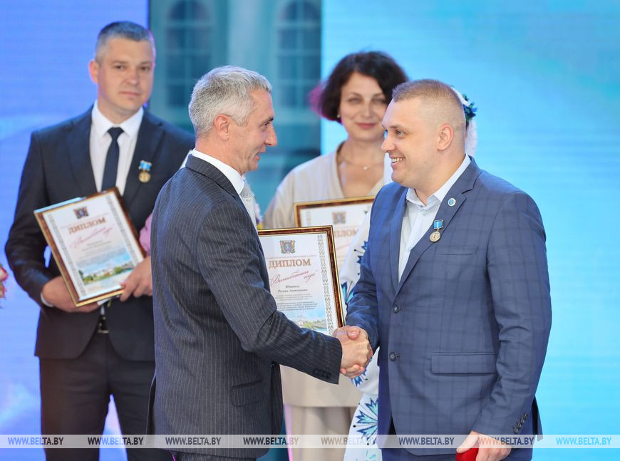 Председатель Витебского горисполкома Николай Орлов вручает свидетельство о присвоении звания «Витебчанин года» главному тренеру хоккейного клуба "Витебск" Роману Юпатову Председатель Витебского горисполкома Николай Орлов вручает свидетельство о присвоении звания «Витебчанин года» главному тренеру хоккейного клуба "Витебск" Роману Юпатову