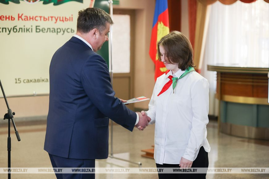 Юрий Шулейко вручает паспорт и Конституцию Республики Беларусь лучшим ученикам средних школ Брестской области Юрий Шулейко вручает паспорт и Конституцию Республики Беларусь лучшим ученикам средних школ Брестской области