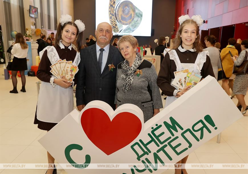 Супруги Владимир и Лариса Молчановы 46 лет преподают математику в Краснослободской СШ Октябрьского район Супруги Владимир и Лариса Молчановы 46 лет преподают математику в Краснослободской СШ Октябрьского район