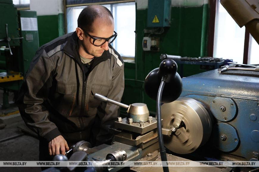 Мастер-наладчик Александр Барановский Мастер-наладчик Александр Барановский