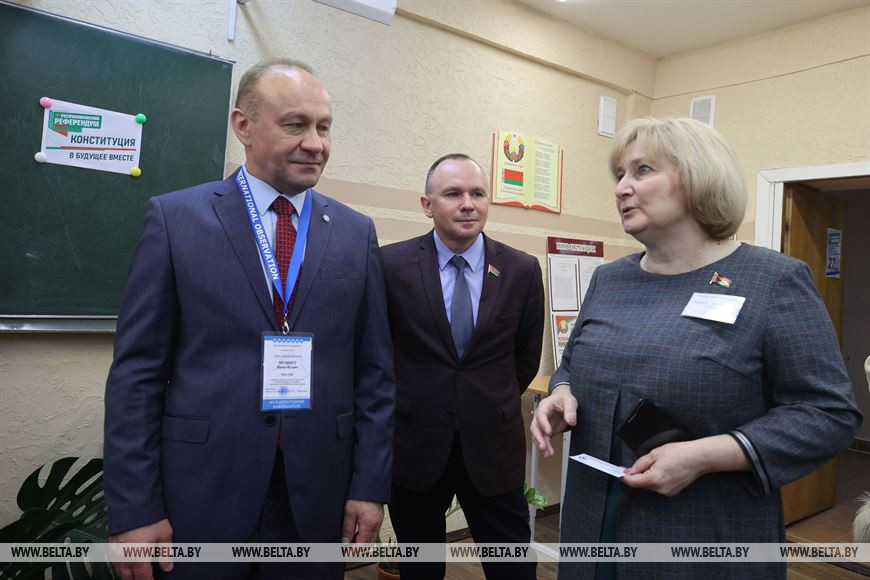 Наблюдатель от СНГ Иван Мушкет, депутат Палаты представителей Национального собрания Республики Беларусь Александр Сонгин, Председатель участковой избирательной комиссии Эльвира Сороко Наблюдатель от СНГ Иван Мушкет, депутат Палаты представителей Национального собрания Республики Беларусь Александр Сонгин, Председатель участковой избирательной комиссии Эльвира Сороко