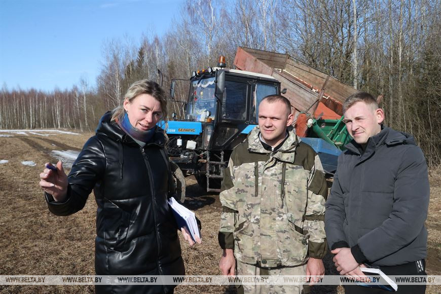 Главный агроном Анастасия Моисеева, механизатор Роман Боссый и агроном по защите растений Александр Скрылюк Главный агроном Анастасия Моисеева, механизатор Роман Боссый и агроном по защите растений Александр Скрылюк