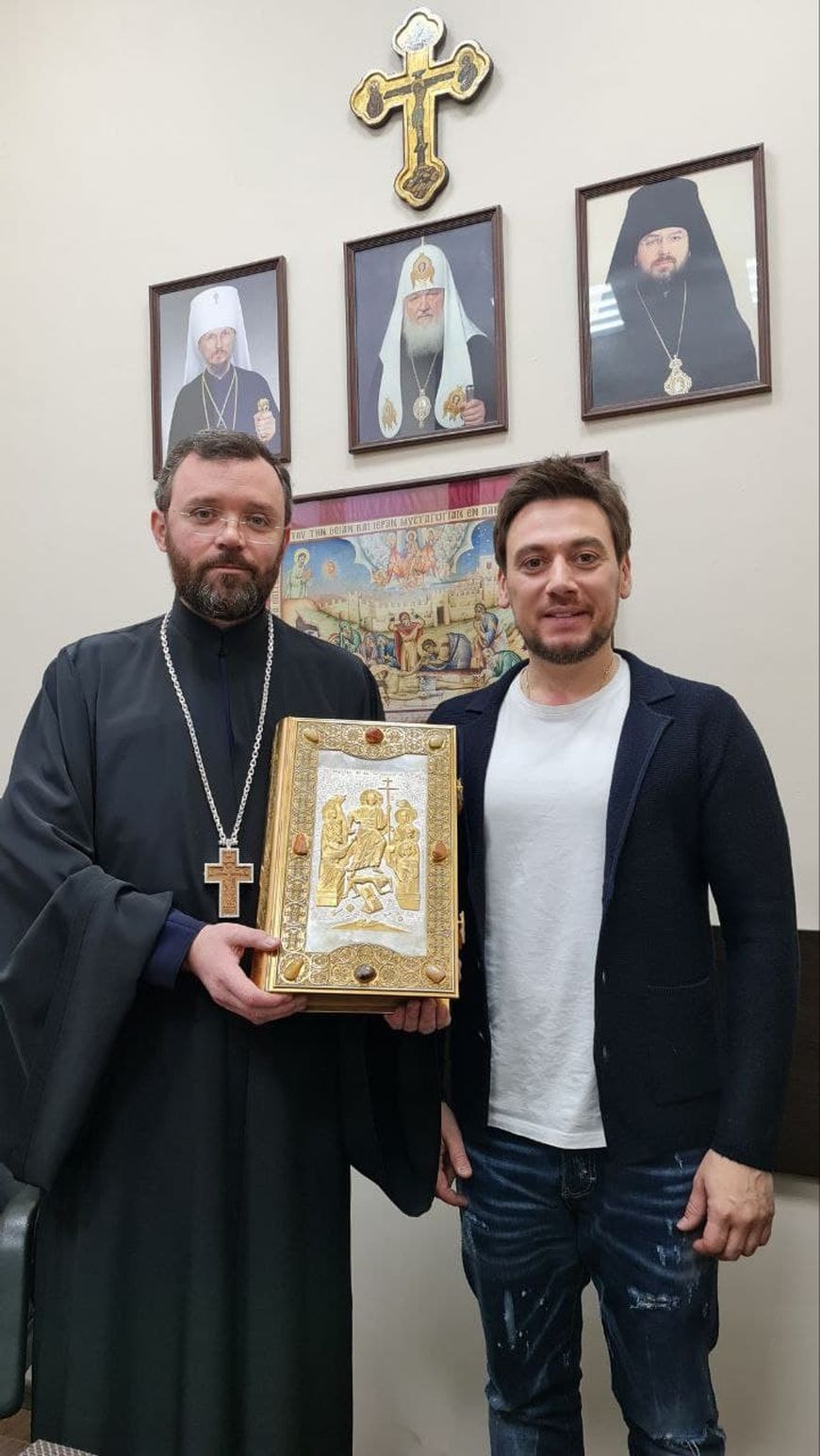 Руслан Алехно при вручении Евангелия Руслан Алехно при вручении Евангелия