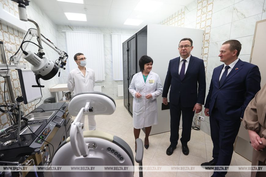 Председатель Миноблисполкома Александр Турчин и министр здравоохранения Дмитрий Пиневич в новой поликлинике в Жодино Председатель Миноблисполкома Александр Турчин и министр здравоохранения Дмитрий Пиневич в новой поликлинике в Жодино