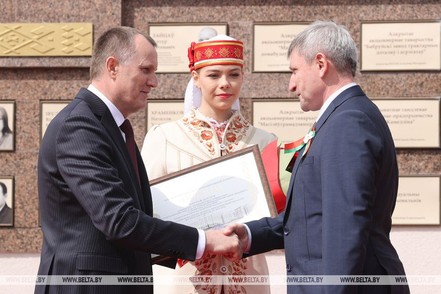 Председатель Могилевского областного комитета Анатолий Исаченко вручает свидетельство о занесении на Доску почета Могилевской области генеральному директору ОАО "Строительный трест №12" Управляющая компания холдинга "Стройтрест-Холдинг" Дмитрию Морозову Председатель Могилевского областного комитета Анатолий Исаченко вручает свидетельство о занесении на Доску почета Могилевской области генеральному директору ОАО "Строительный трест №12" Управляющая компания холдинга "Стройтрест-Холдинг" Дмитрию Морозову