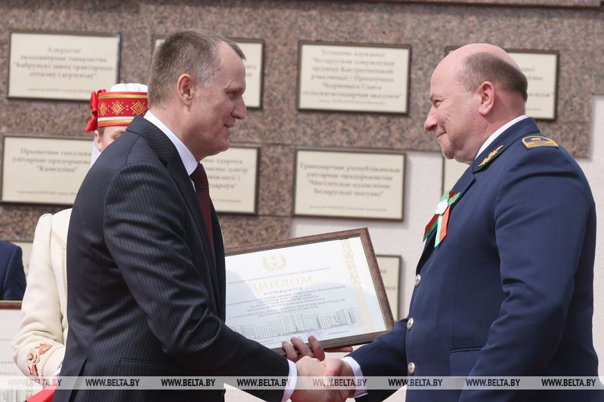 Председатель Могилевского областного комитета Анатолий Исаченко вручает свидетельство о занесении на Доску почета Могилевской области начальнику транспортного республиканского унитарного предприятия "Могилевское отделение Белорусской железной дороги" Александру Моисееву Председатель Могилевского областного комитета Анатолий Исаченко вручает свидетельство о занесении на Доску почета Могилевской области начальнику транспортного республиканского унитарного предприятия "Могилевское отделение Белорусской железной дороги" Александру Моисееву