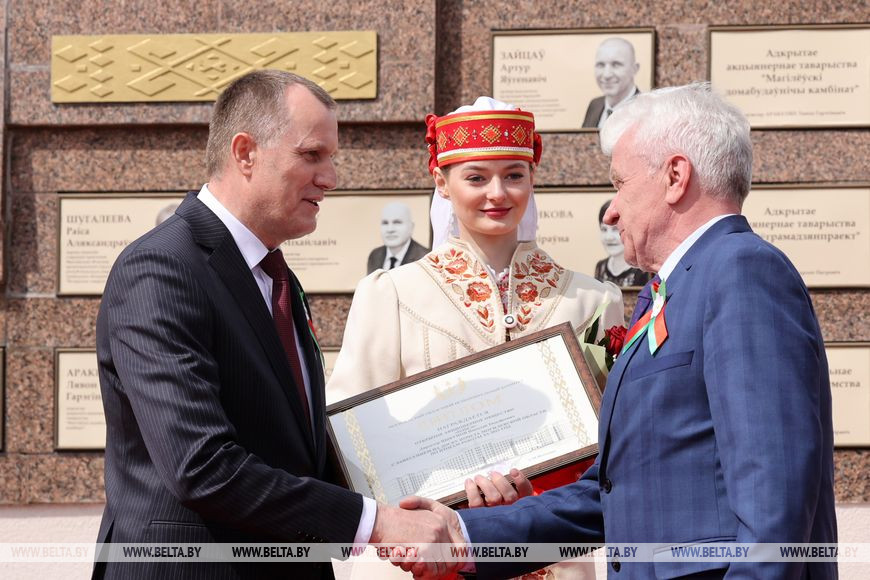 Председатель Могилевского областного комитета Анатолий Исаченко вручает свидетельство о занесении на Доску почета Могилевской области директору открытого акционерного общества "Ольса" Николаю Цыкунову Председатель Могилевского областного комитета Анатолий Исаченко вручает свидетельство о занесении на Доску почета Могилевской области директору открытого акционерного общества "Ольса" Николаю Цыкунову