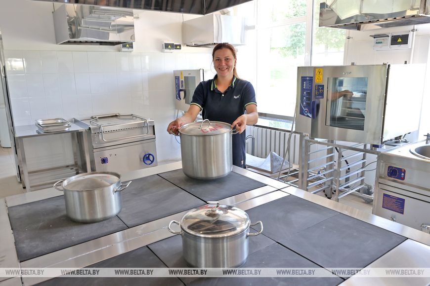 Заведующая школьной столовой Алена Боровинец Заведующая школьной столовой Алена Боровинец