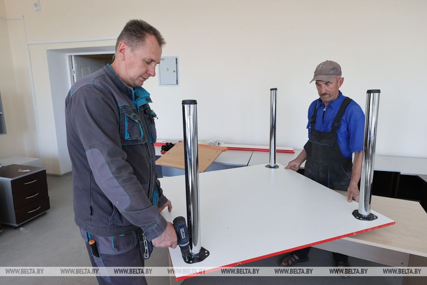 Сборку мебели ведут Сергей Маслаков и Петр Гмыза Сборку мебели ведут Сергей Маслаков и Петр Гмыза