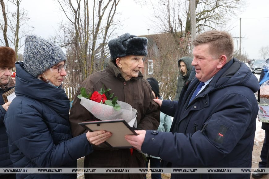 Председатель районного Совета депутатов Геннадий Шведов поздравляет ветерана Председатель районного Совета депутатов Геннадий Шведов поздравляет ветерана