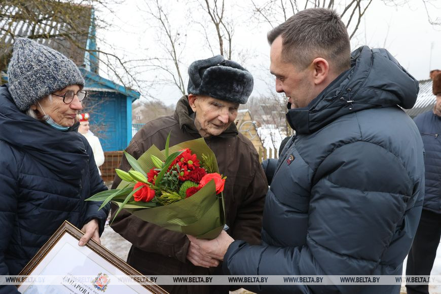 Председатель Витебского облисполкома Александр Субботин поздравляет со 100-летним юбилеем жителя г.п.Бешенковичи Михаила Бобоеда Председатель Витебского облисполкома Александр Субботин поздравляет со 100-летним юбилеем жителя г.п.Бешенковичи Михаила Бобоеда