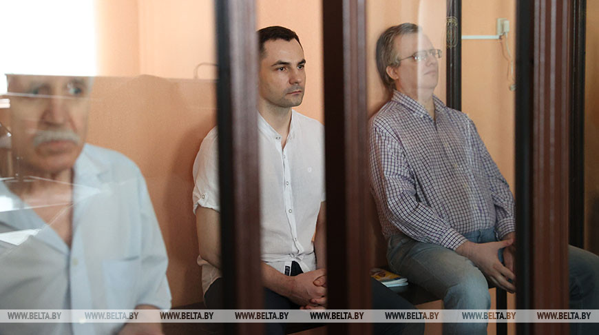 Юрий Зенкович (справа) Юрий Зенкович (справа)