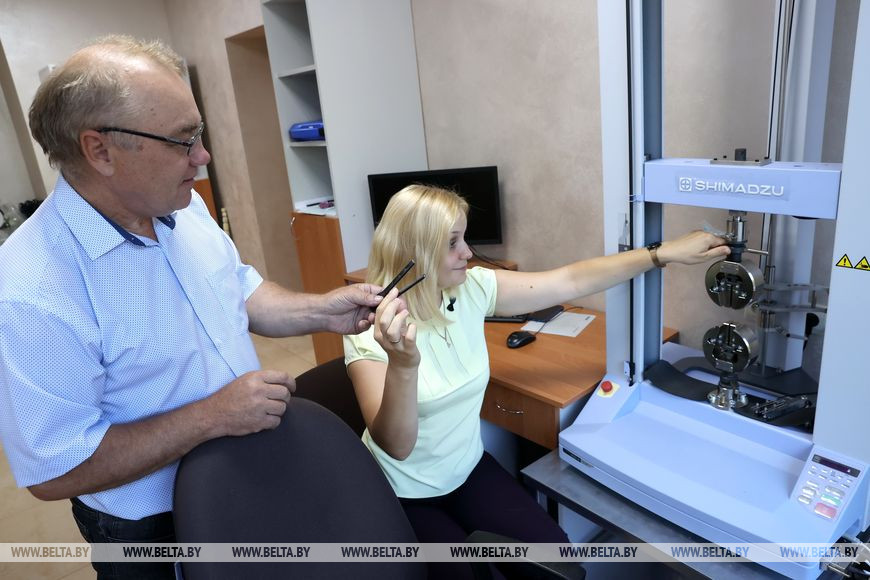 Заведующий отделом Института механики металлополимерных систем НАН Василий Коваль и инженер отдела Наталья Киселева во время проведения испытаний на разрыв полимерных композитов Заведующий отделом Института механики металлополимерных систем НАН Василий Коваль и инженер отдела Наталья Киселева во время проведения испытаний на разрыв полимерных композитов