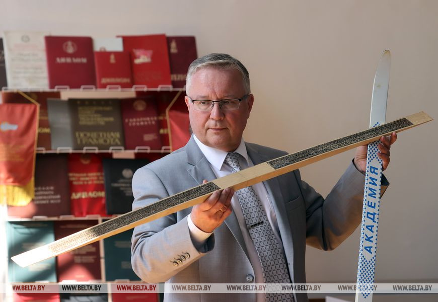 Директор Института механики металлополимерных систем НАН профессор Андрей Григорьев демонстрирует образцы лыж будущего из полимерных композитов и облегченный вариант лыж с полимерными наполнителями Директор Института механики металлополимерных систем НАН профессор Андрей Григорьев демонстрирует образцы лыж будущего из полимерных композитов и облегченный вариант лыж с полимерными наполнителями