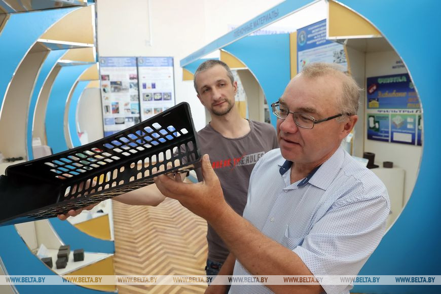 Заведующий отделом Института механики металлополимерных систем НАН Василий Коваль и заведующий сектором технологии полимерных композитов Сергей Богданович с образцом ковша для картофелеуборочного комбайна их полимерных композитов Заведующий отделом Института механики металлополимерных систем НАН Василий Коваль и заведующий сектором технологии полимерных композитов Сергей Богданович с образцом ковша для картофелеуборочного комбайна их полимерных композитов