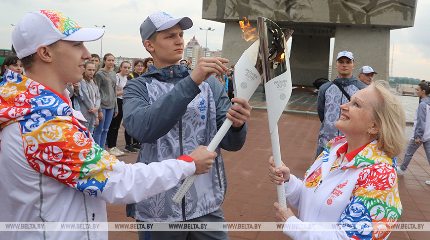 Олимпийский чемпион по прыжкам на батуте в Рио-де-Жанейро Владислав Гончаров и народная артистка Беларуси Светлана Окружная Олимпийский чемпион по прыжкам на батуте в Рио-де-Жанейро Владислав Гончаров и народная артистка Беларуси Светлана Окружная