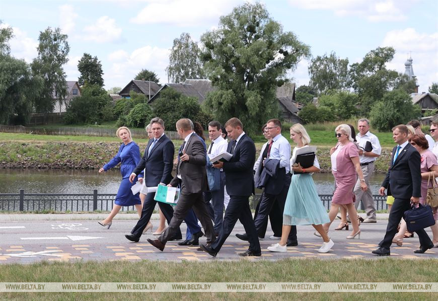 Участники заседания оргкомитета фестиваля "Зов Полесья" осматривают агрогородок Лясковичи