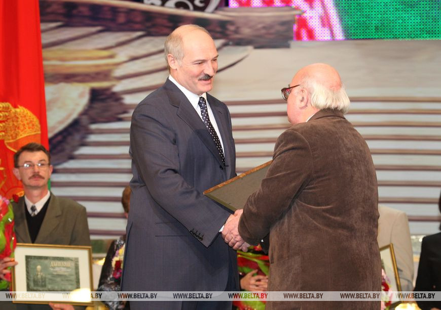 Александр Лукашенко вручает премию профессору Белорусской государственной академии музыки Андрею Мдивани. 2009 год. Фото из архива БЕЛТА