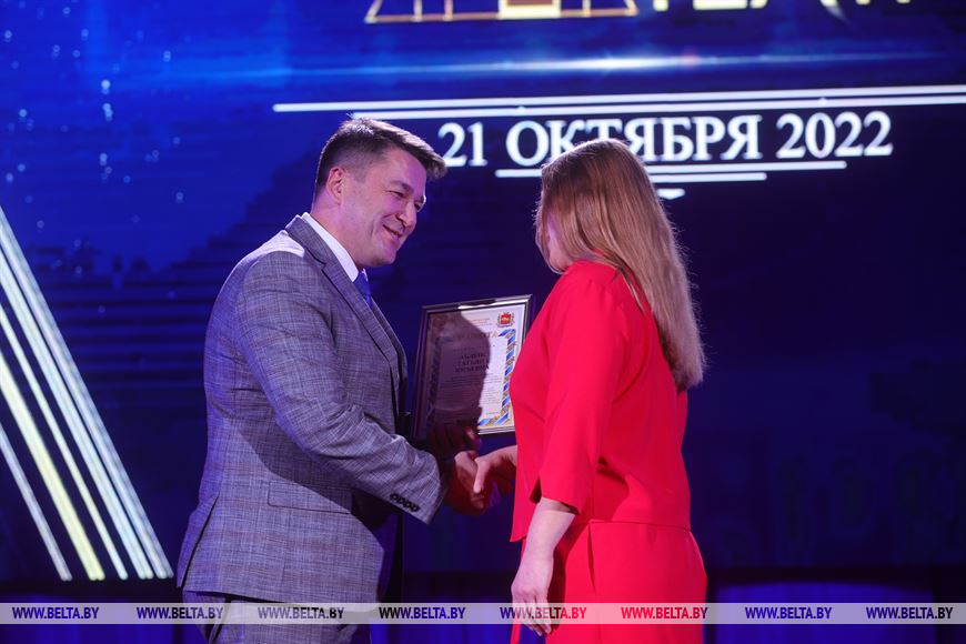 Виктор Пранюк награждает сотрудников театра Виктор Пранюк награждает сотрудников театра