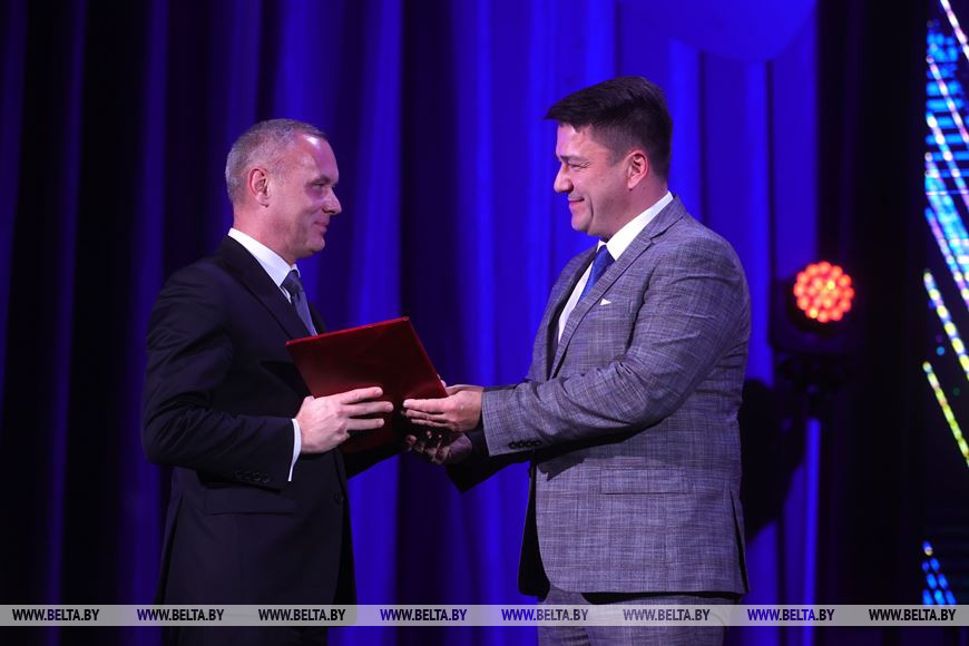 Заместитель председателя Гродненского облисполкома Виктор Пранюк (справа) награждает директора Гродненского областного драматического театра Игоря Гедича Заместитель председателя Гродненского облисполкома Виктор Пранюк (справа) награждает директора Гродненского областного драматического театра Игоря Гедича