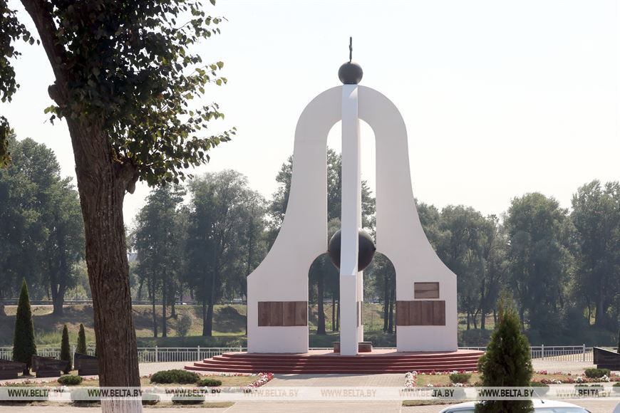 Мемориальный комплекс "Память" на берегу реки Ипуть Мемориальный комплекс "Память" на берегу реки Ипуть