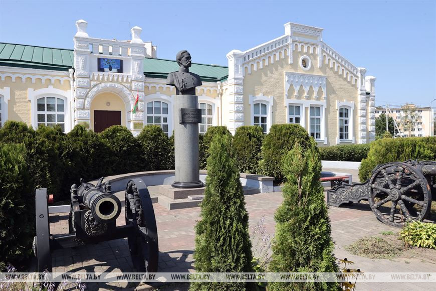 Памятник основателю бумажной фабрики Ф.И.Паскевичу Памятник основателю бумажной фабрики Ф.И.Паскевичу