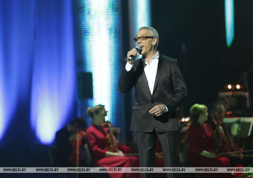 На праздничном концерте поет народный артист Республики Беларусь Николай Скориков. 2018 год На праздничном концерте поет народный артист Республики Беларусь Николай Скориков. 2018 год