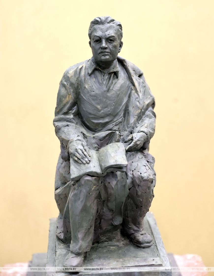 Эскизный проект будущего памятника Ивана Шамякина