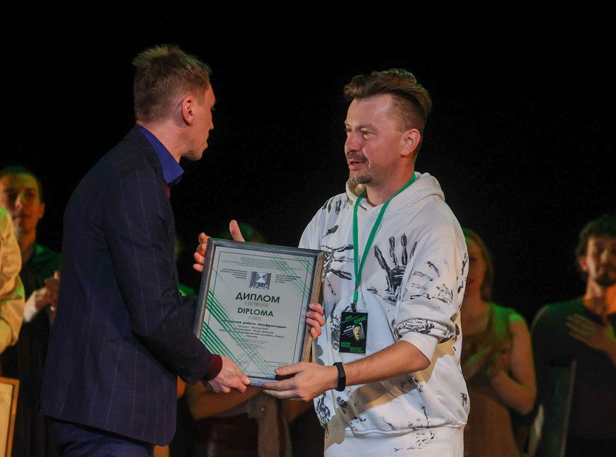 Игорь Колб награждает лауреата первой премии хореографический ансамбль "Алеся" Игорь Колб награждает лауреата первой премии хореографический ансамбль "Алеся"
