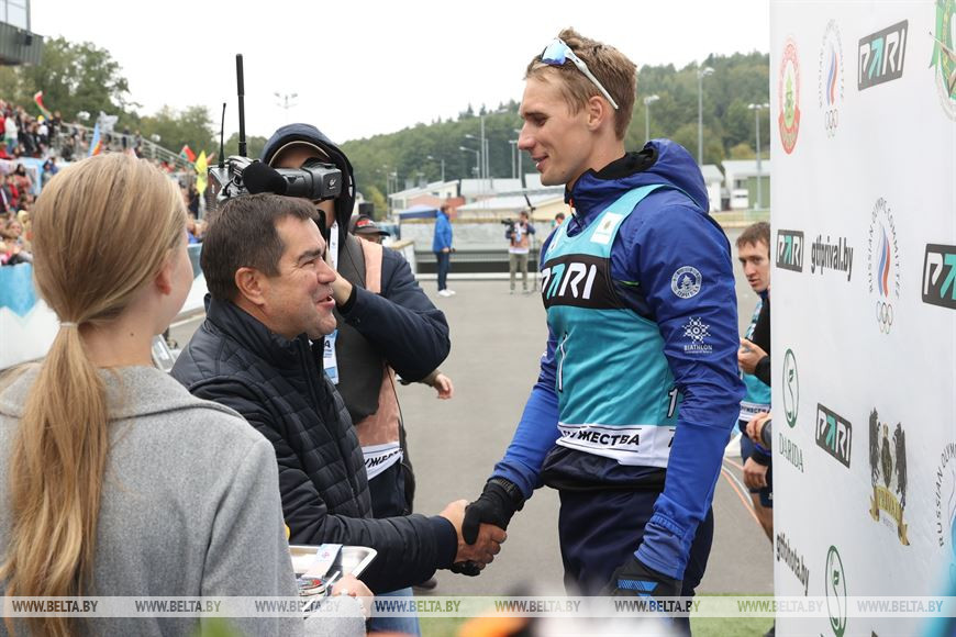 Помощник Президента - инспектор по Брестской области Валерий Вакульчик награждает Антона Смольского