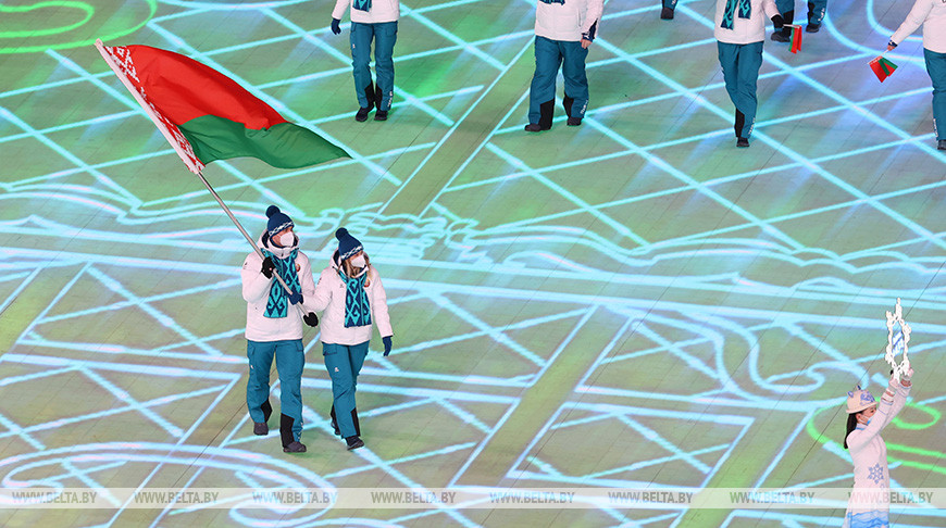 Анна Нифонтова и Игнат Головатюк несут флаг Белеруси на церемонии открытия Олимпийских игр Анна Нифонтова и Игнат Головатюк несут флаг Белеруси на церемонии открытия Олимпийских игр