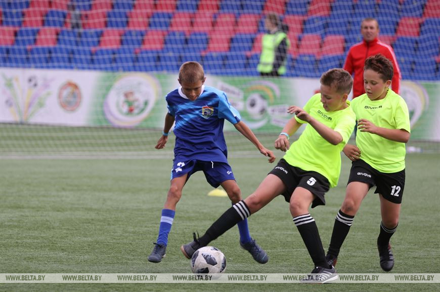 Во время футбольного матча между командами мальчиков средней группы (2010-2011 годов рождения). "Фореста", Минской обл. - "Птичь", Могилевской обл. Во время футбольного матча между командами мальчиков средней группы (2010-2011 годов рождения). "Фореста", Минской обл. - "Птичь", Могилевской обл.