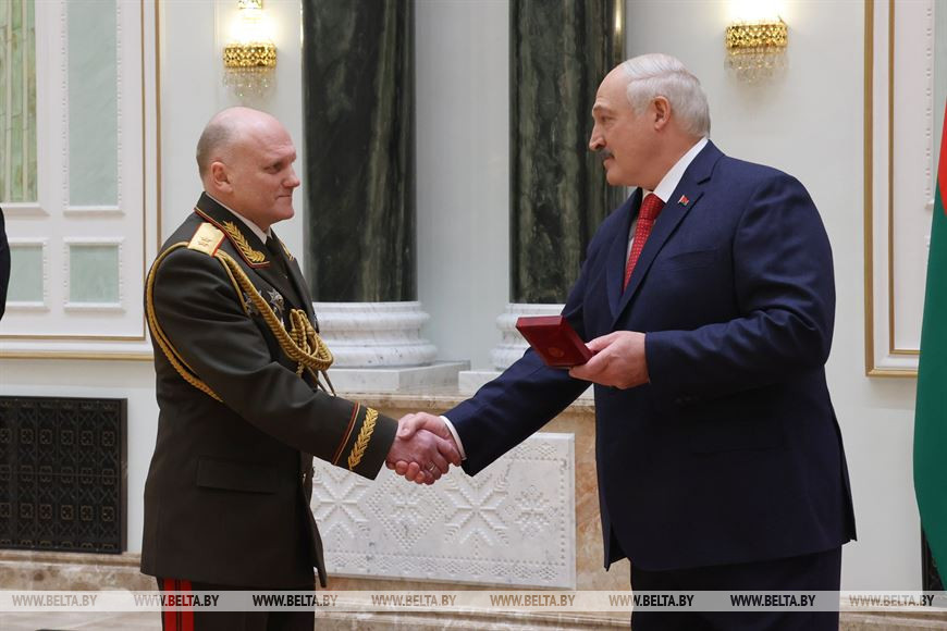 Александр Лукашенко вручает орден "За службу Родине" I степени председателю КГБ Ивану Тертелю