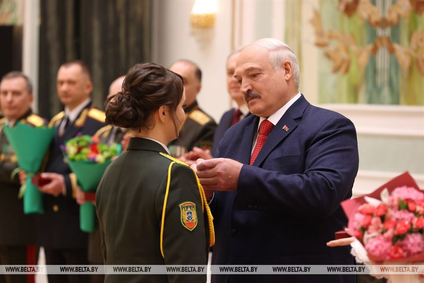 Александр Лукашенко вручает орден Матери Ольге Будник