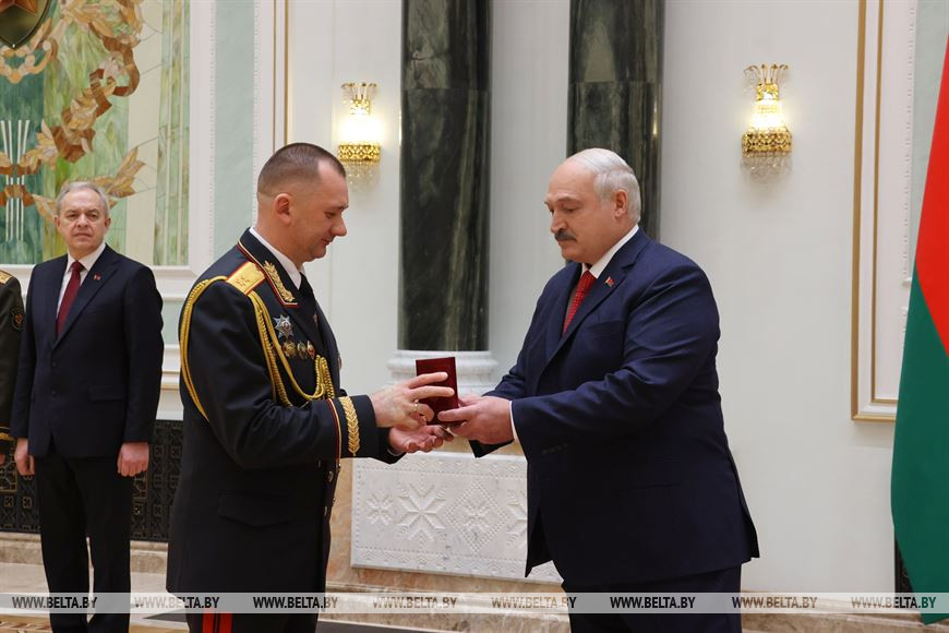 Александр Лукашенко вручает орден "За службу Родине" II степени министру внутренних дел Ивану Кубракову