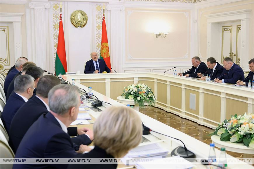 Александр Лукашенко во время совещания по вопросу совершенствования системы планирования и контроля за реализацией стратегических проектов