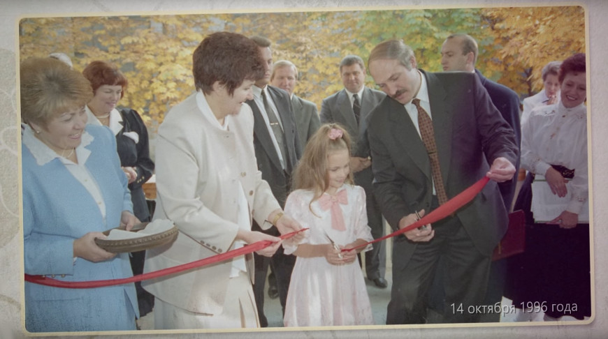 14 октября 1996 года Александр Лукашенко принял участие в церемонии открытия столичного Центра социальной поддержки Белорусского союза женщин. Скриншот видео 14 октября 1996 года Александр Лукашенко принял участие в церемонии открытия столичного Центра социальной поддержки Белорусского союза женщин. Скриншот видео