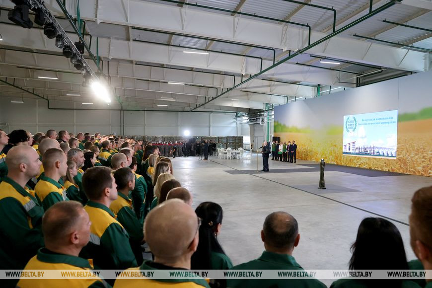 Александр Лукашенко во время общения с работниками Белорусской национальной биотехнологической корпорации Александр Лукашенко во время общения с работниками Белорусской национальной биотехнологической корпорации