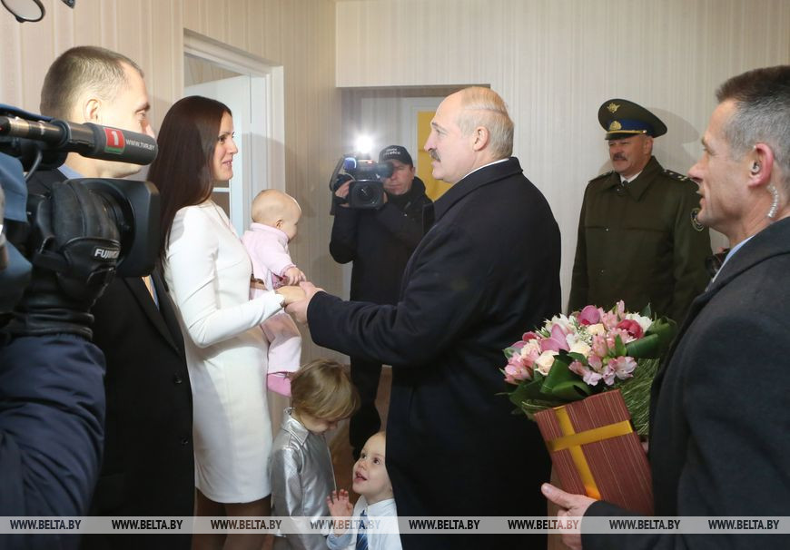 Александр Лукашенко во время посещения района жилой застройки Михалово-2 в Минске, октябрь 2014 года Александр Лукашенко во время посещения района жилой застройки Михалово-2 в Минске, октябрь 2014 года