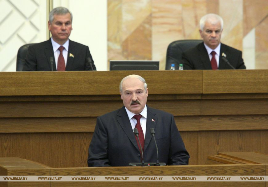 Александр Лукашенко во время обращения с Посланием к белорусскому народу и Национальному собранию, май 2012 года Александр Лукашенко во время обращения с Посланием к белорусскому народу и Национальному собранию, май 2012 года