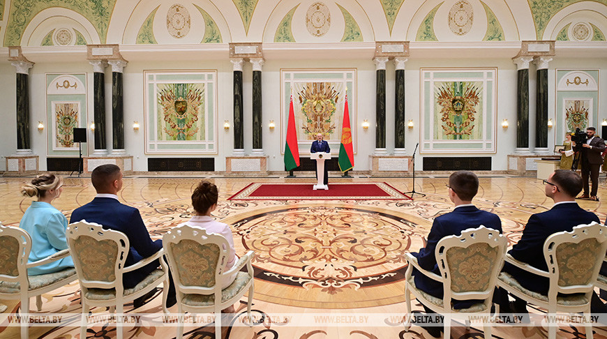 Александр Лукашенко во время церемонии награждения выпускников и преподавателей учреждений высшего образования во Дворце Независимости, июнь 2023 года