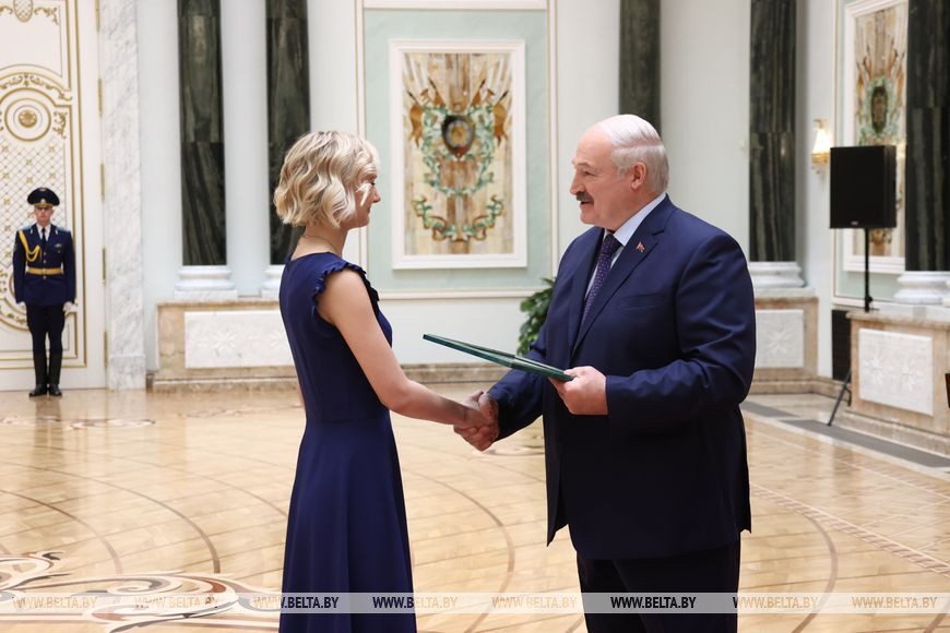 Благодарности Президента удостоена выпускница Минского государственного лингвистического университета Евгения Выборная